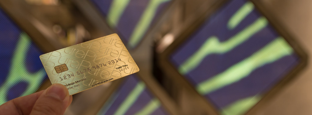 Detajl brušene kovinske vizitke