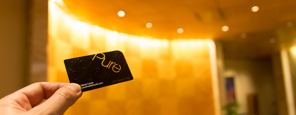 Detajl gravirane kovinske vizitke